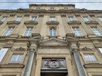(2026) Entrée du Palais Saint-Pierre du côté de la place des Terreaux. On peut lire « Palais des Arts » gravé au-dessus de la porte principale.
